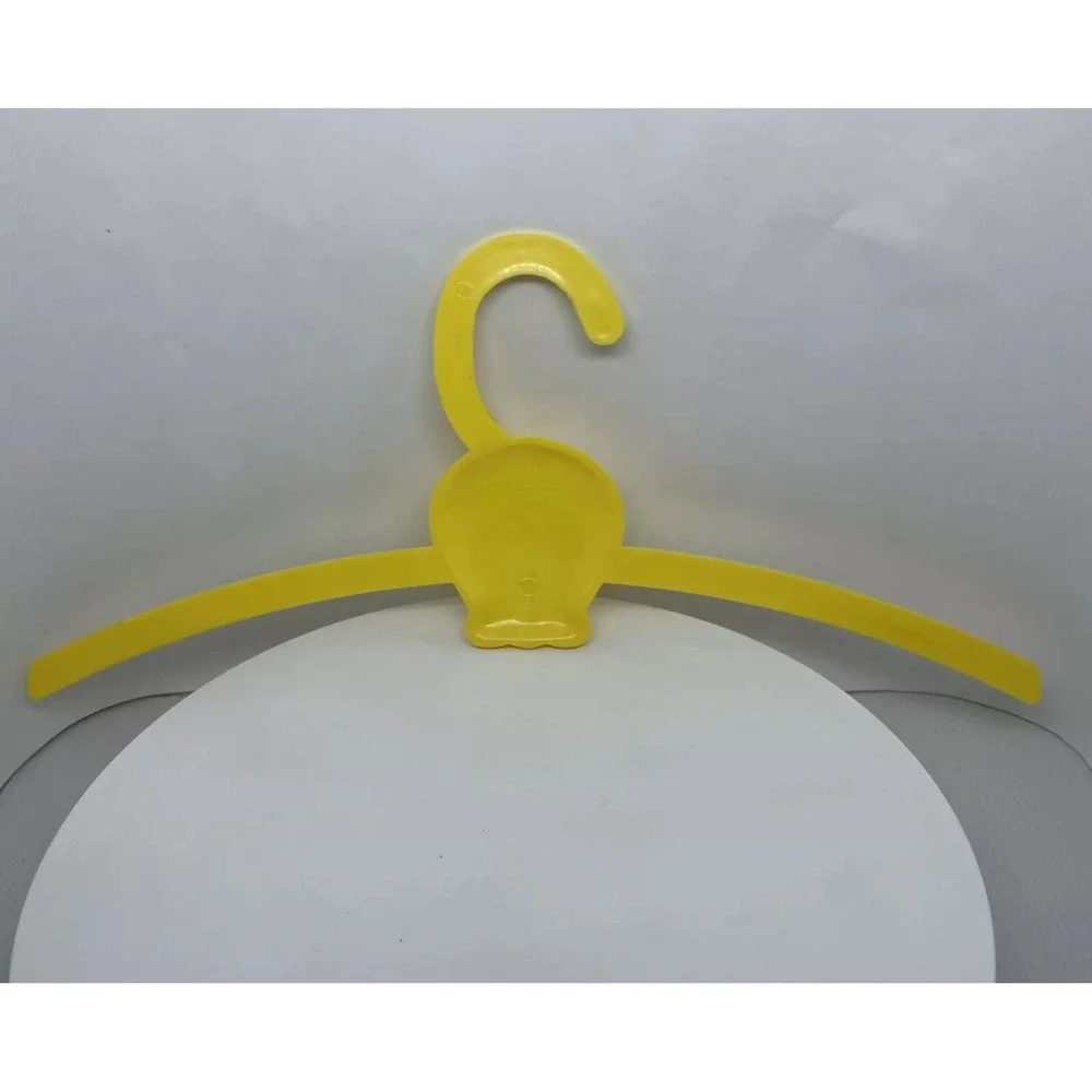 Tweety Bird Hanger Six Flags Magic Mountain Souvenir Warner Brothers 1998Plastic
